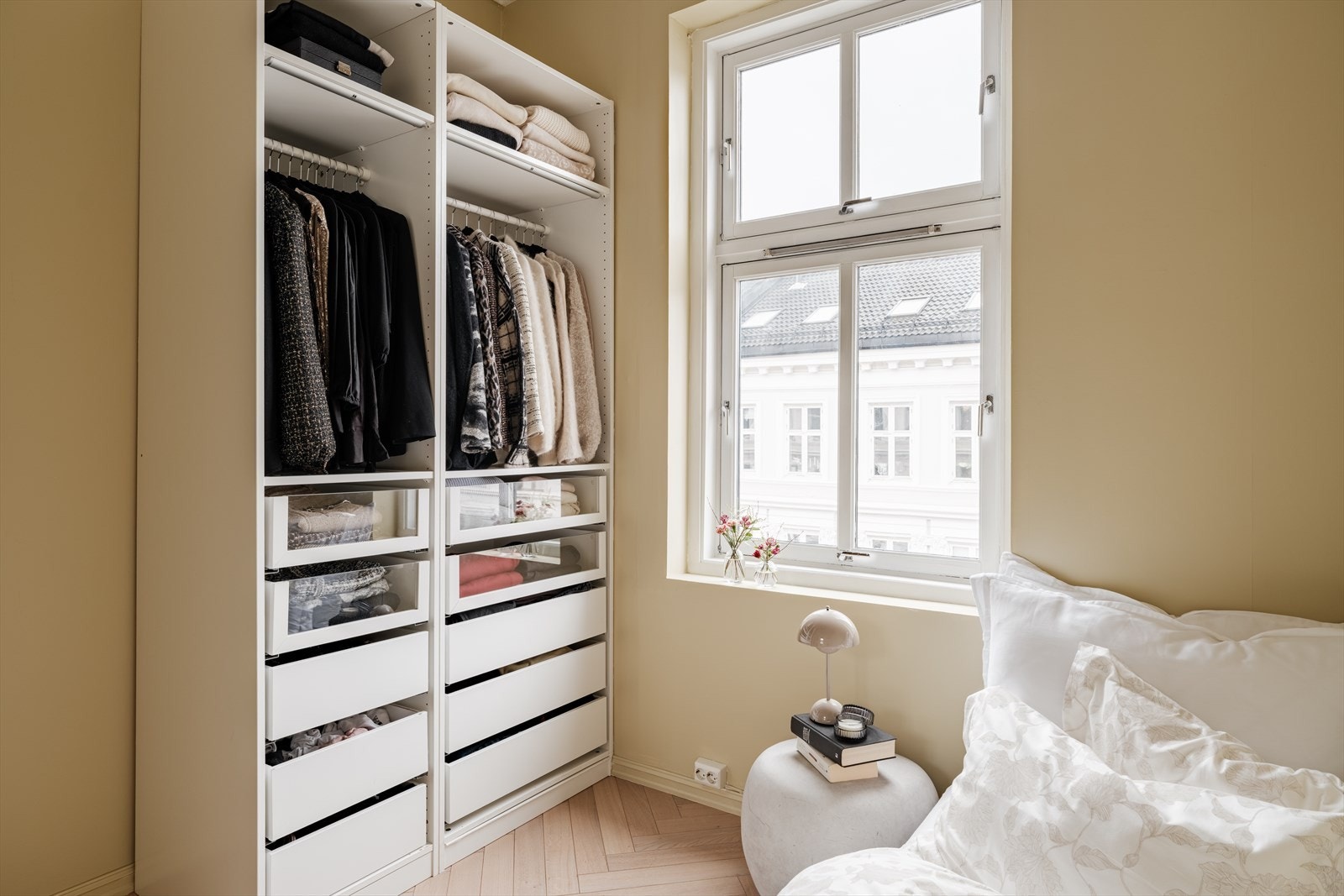 Rommet har flere bruksmuligheter og passer utmerket som gjesterom, kontor eller garderobe. Galleribilde