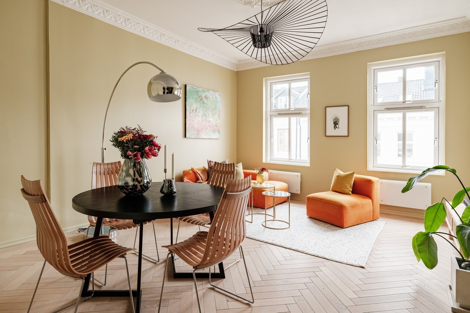 Leiligheten holder en gjennomgående høy standard med lekkert kjøkken, fiskebeinsparkett og moderne bad Galleribilde