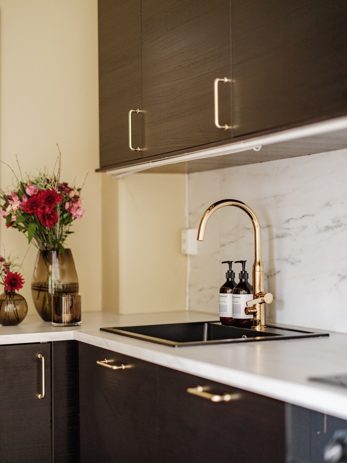 Innredningen består av moderne, mørke fronter og en lekker laminert benkeplate. Galleribilde