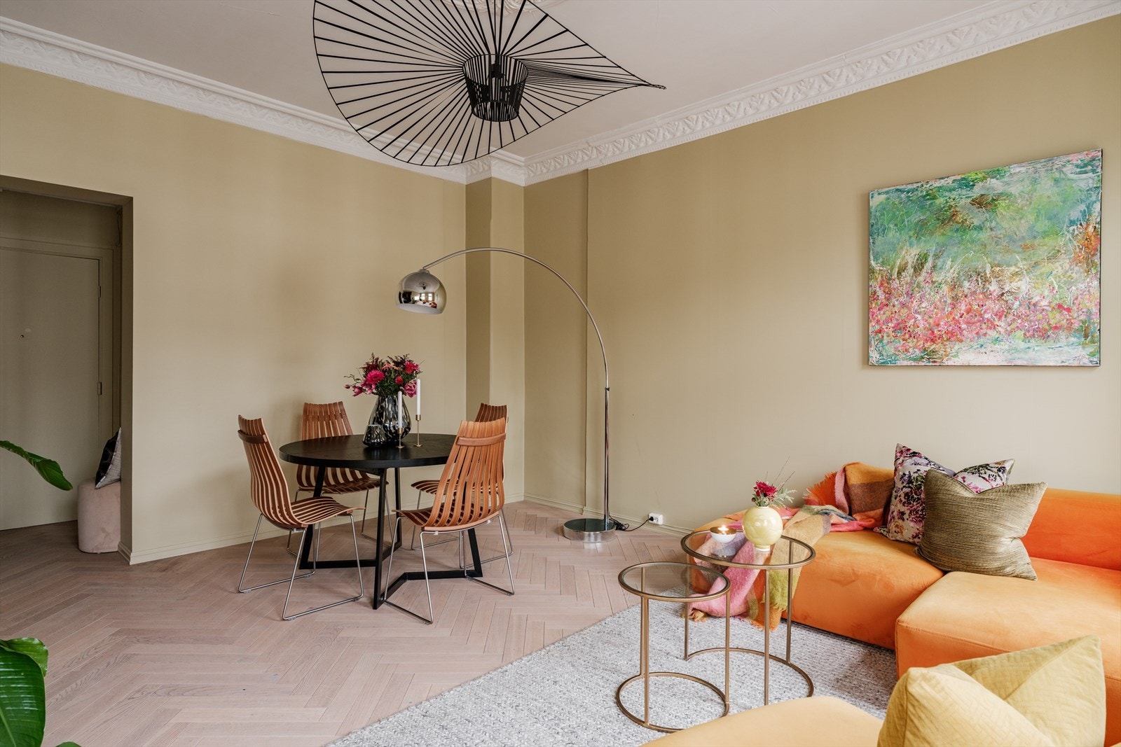 Den gjennomtenkte planløsningen gjør det enkelt å innrede med sofa, TV-møbler, spisebord og øvrig møblement. Galleribilde