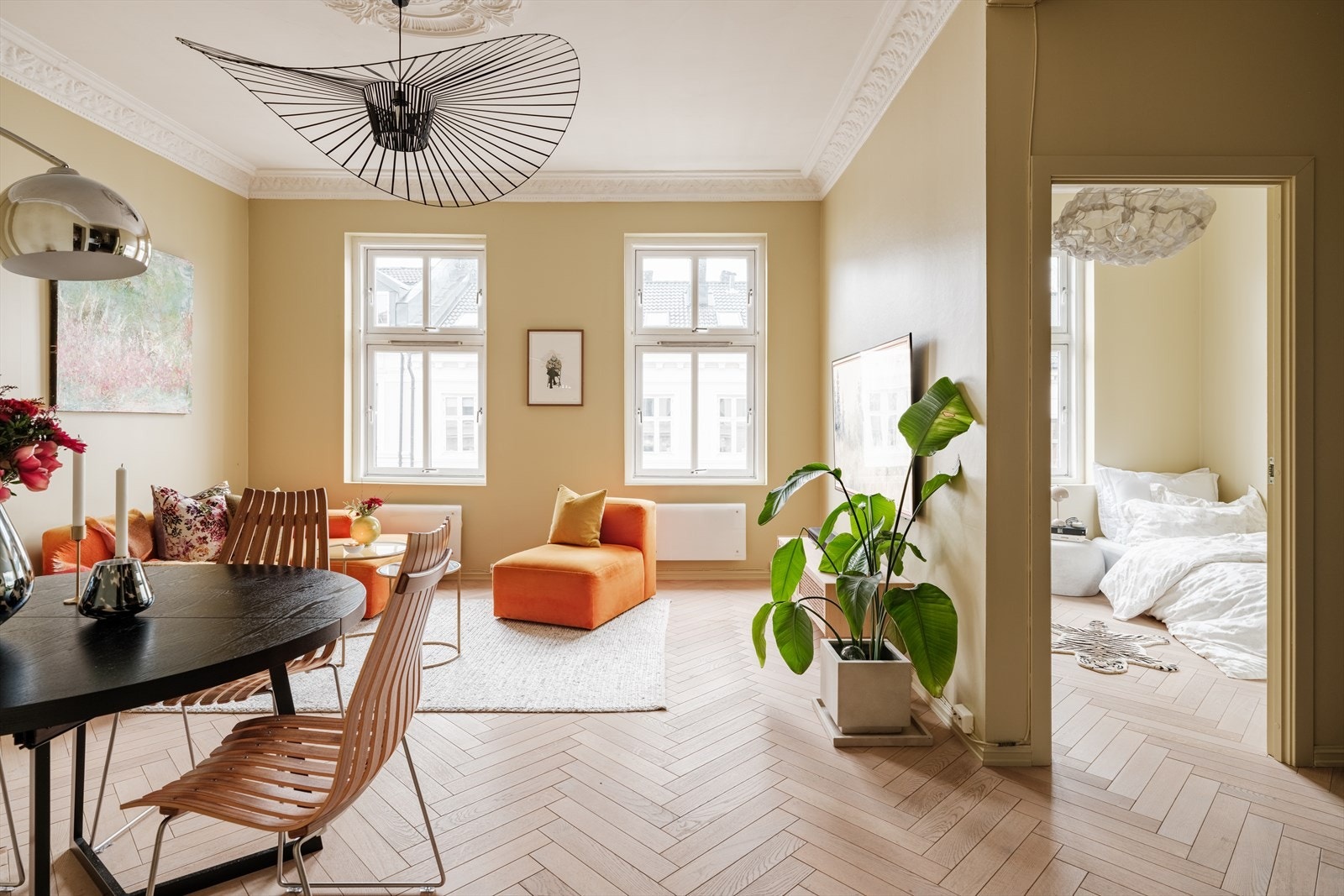 Ingrid Elgaaen v/Nordvik har gleden av presentere Seilduksgata 10A. Foto: Paul Dragoman Galleribilde