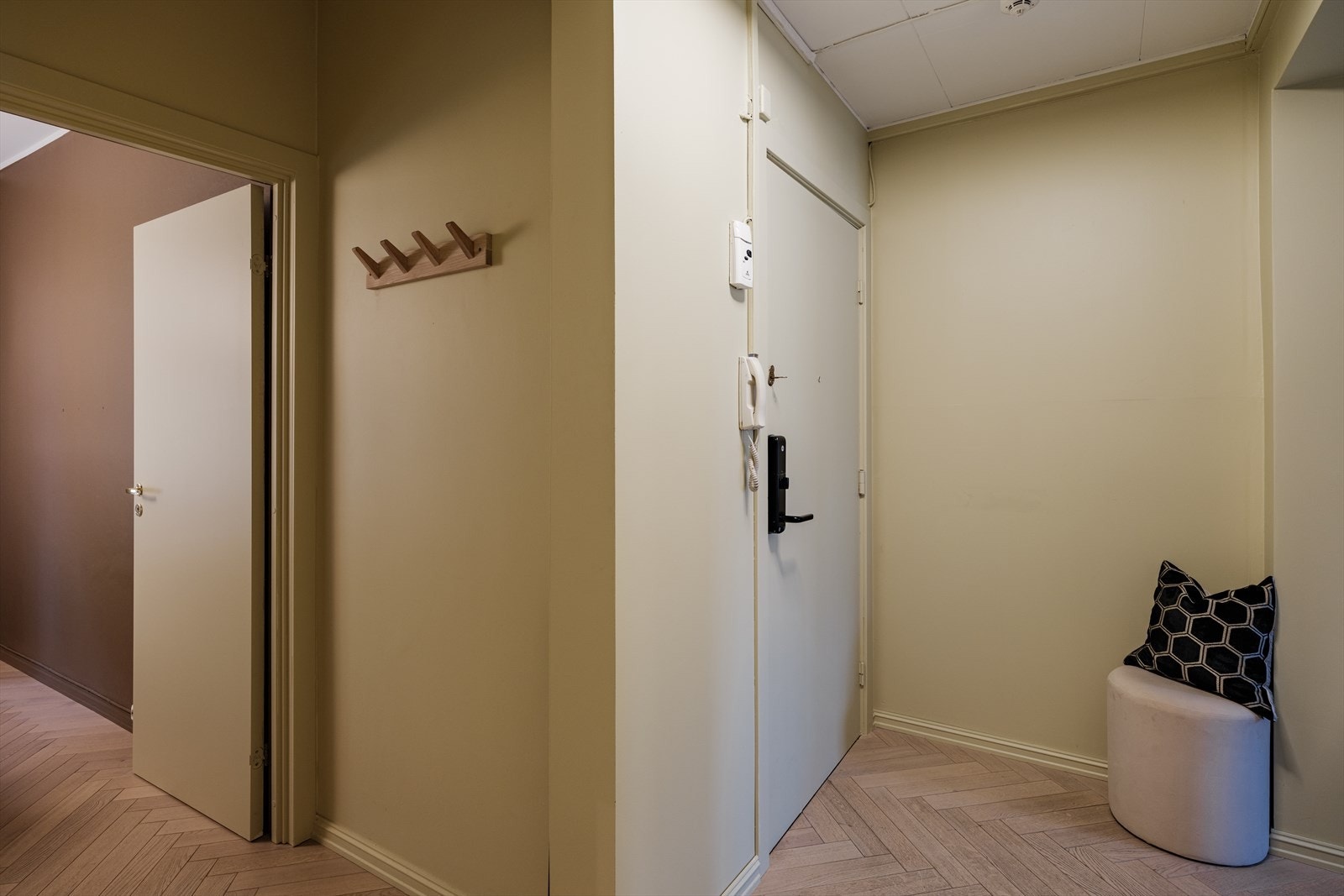 En ryddig og funksjonell entré som gir et godt førsteinntrykk. Velkommen hjem! Galleribilde