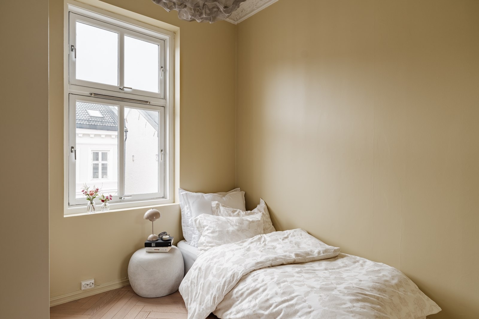 Lyst og allsidig rom med plass til seng og garderobeskap. Galleribilde