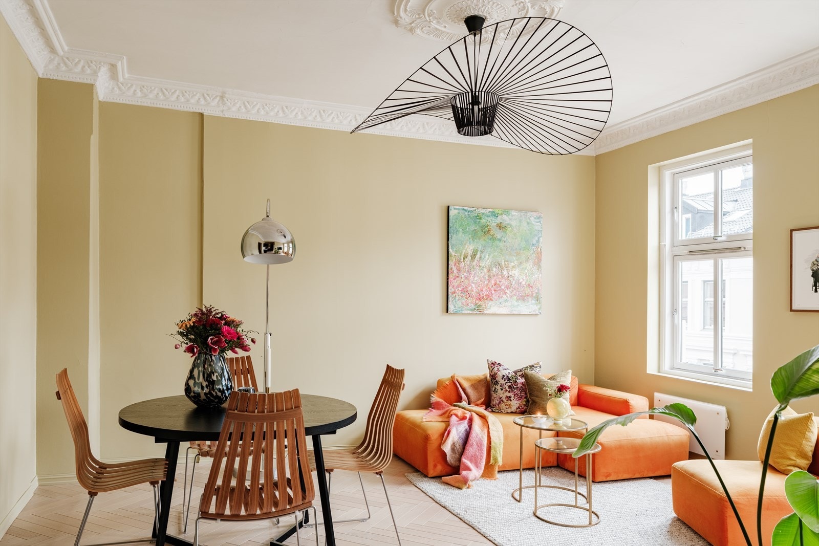 Her får du en perfekt kombinasjon av moderne komfort og klassisk eleganse med god takhøyde, stukkatur og rosetter. Galleribilde