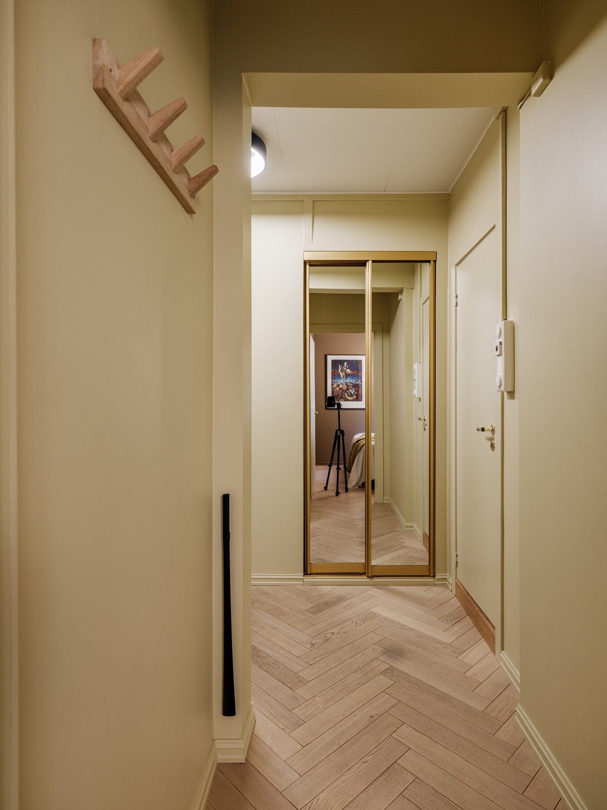 Entréen har gode oppbevaringsmuligheter i skyvedørsgarderoben. Galleribilde