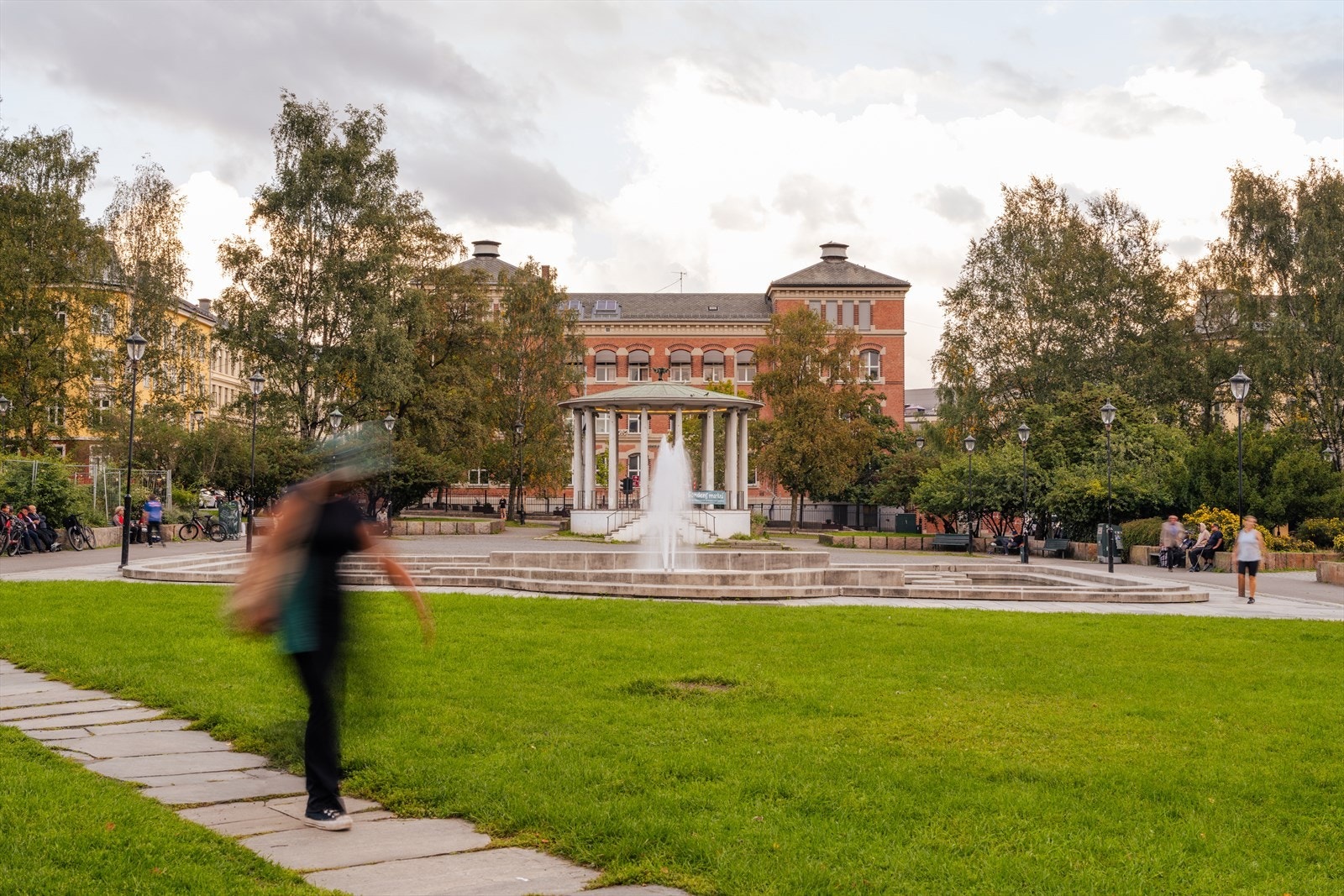 Nydelige Birkelunden finner du innen et par minutters gange og her arrangeres det hyggelige søndags markeder. Galleribilde