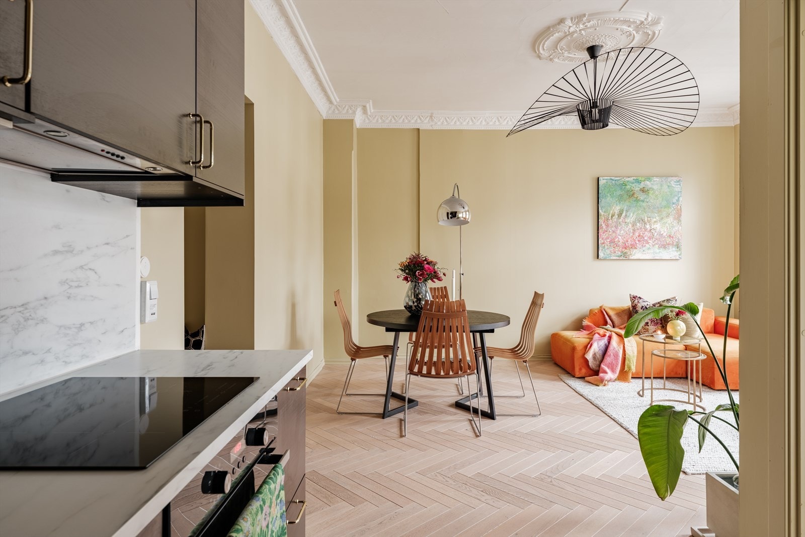 Stuen har en åpen og sosial planløsning mot kjøkkenet, noe som skaper et inviterende oppholdsrom. Galleribilde