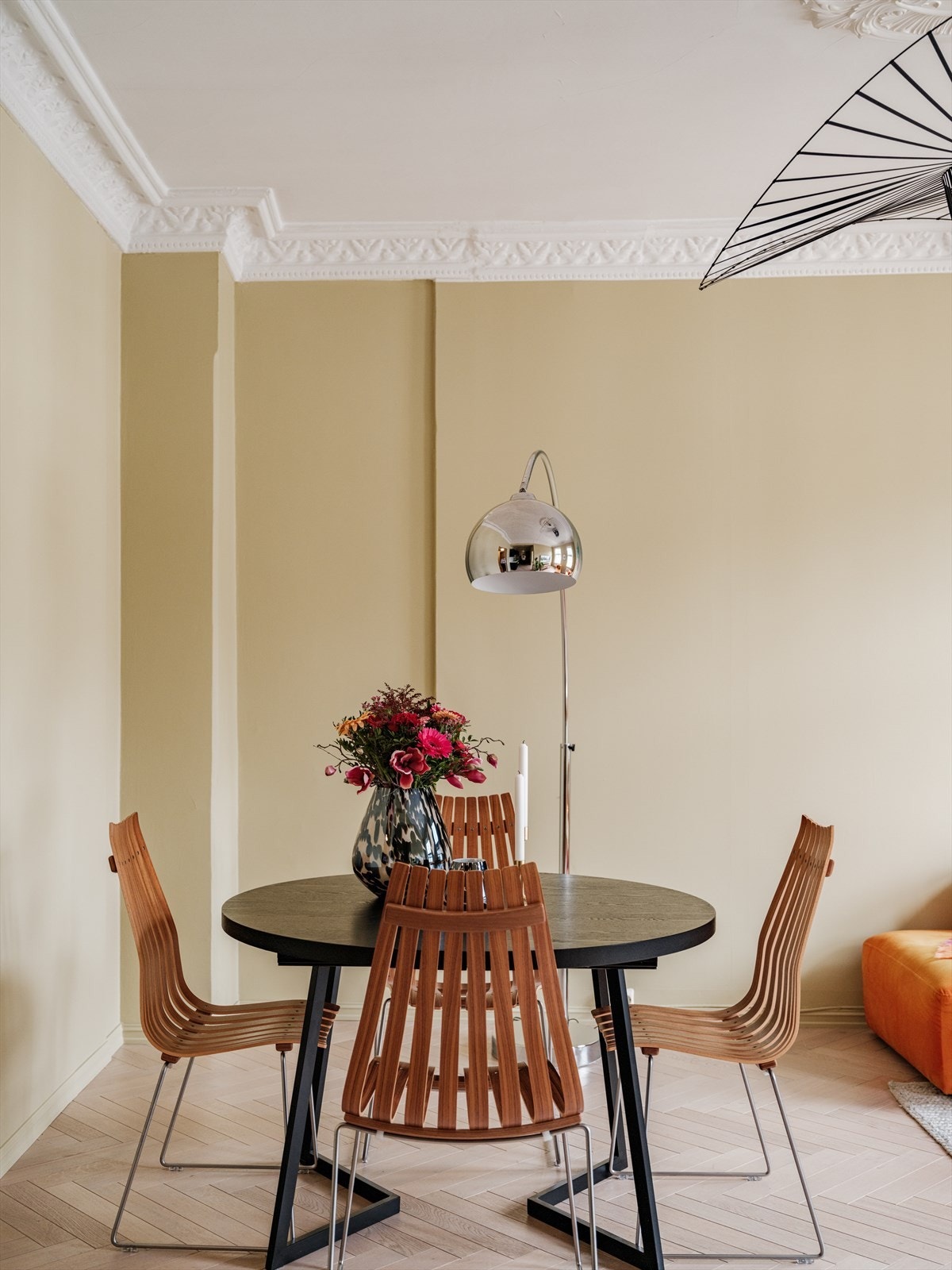 Det er god plass til spisebord i rommet. Galleribilde