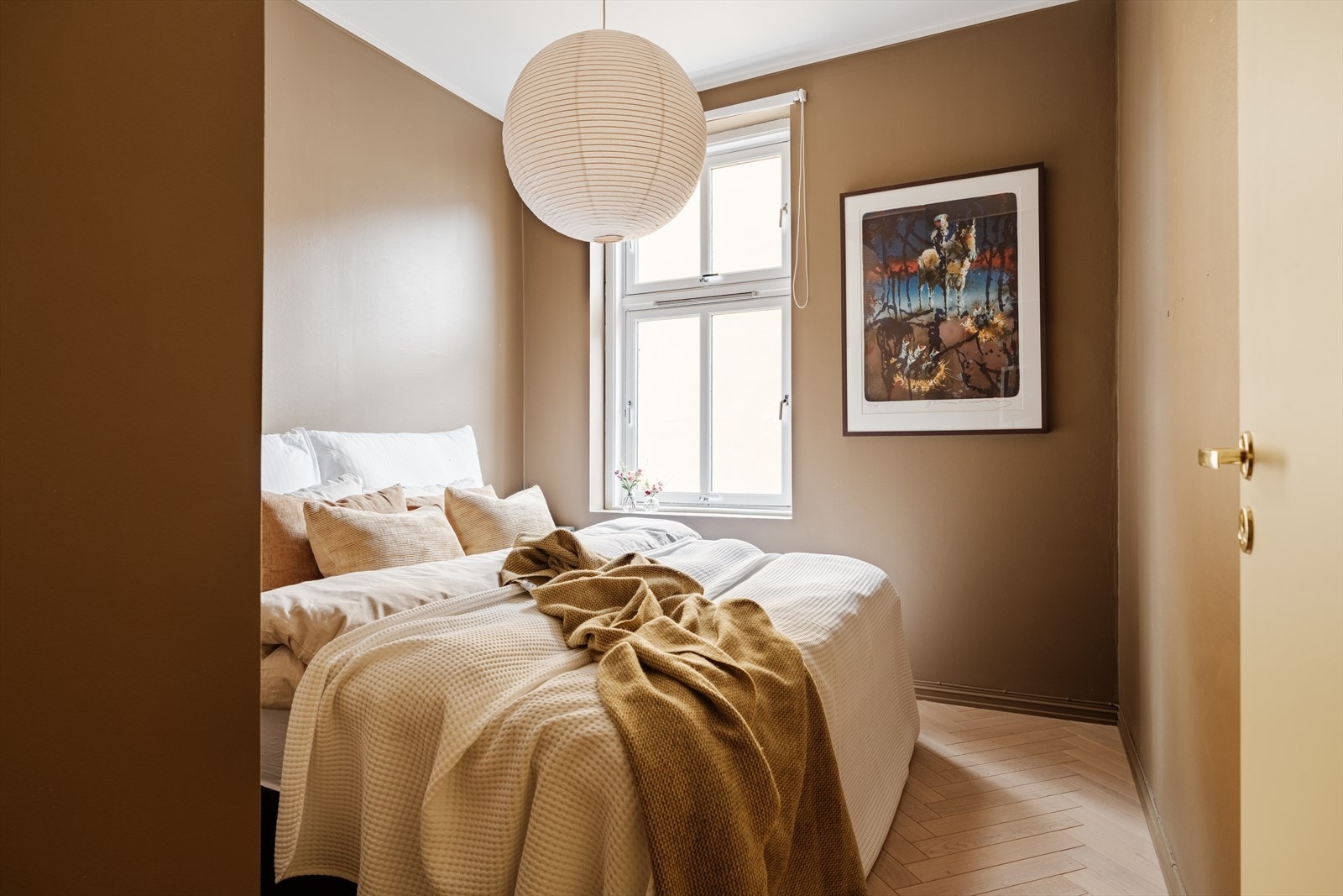 Flott hovedsoverom med god plass til dobbeltseng og tilhørende møbler. Galleribilde