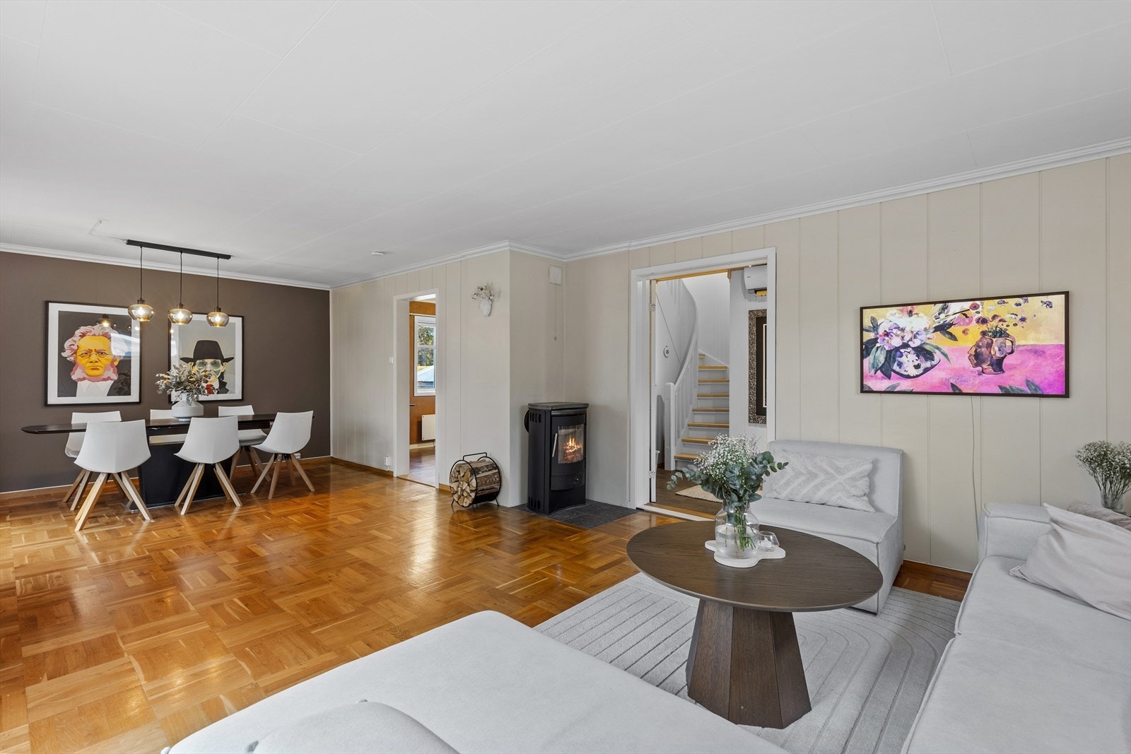 I trapperommet er det installert luft til luft varmepumpe som sørger for energibesparende oppvarming. Galleribilde