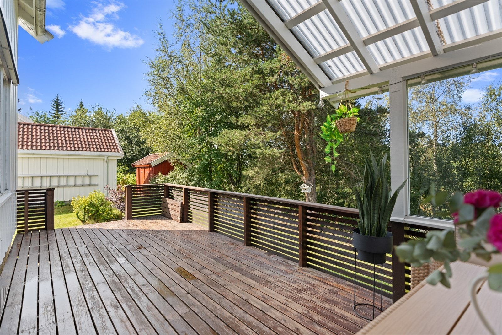 På eiendommen er det satt opp en garasje på 20 m² og en redskapsbod på 9 m² for praktisk lagring. Galleribilde