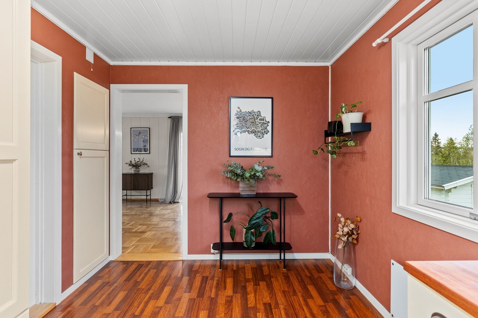 Platetoppen er ny fra 2024 og oppvaskmaskinen er installert av rørlegger i 2025. Galleribilde