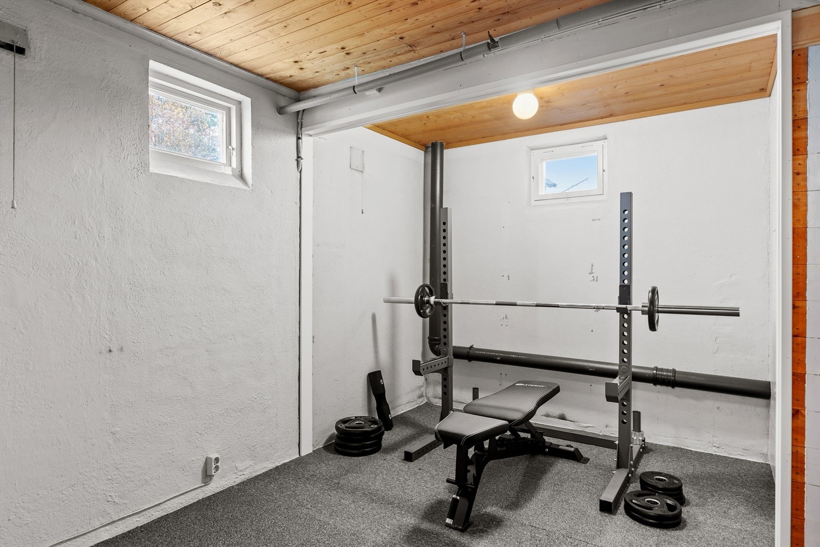 Ved siden av trappen er det god plass for lagring, treningsrom eller annet ønsket bruk. Gang og trapperom måler 16 m². Galleribilde