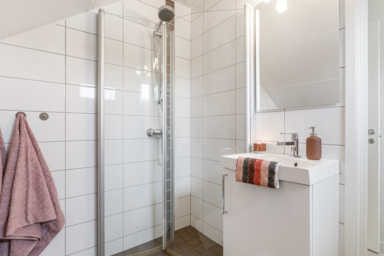 Badet er oppgradert i 2014 og innredet med fliser på gulv og vegger. Sluk, membran og tettesjikt er vurdert til TG1 av takstmann. Galleribilde