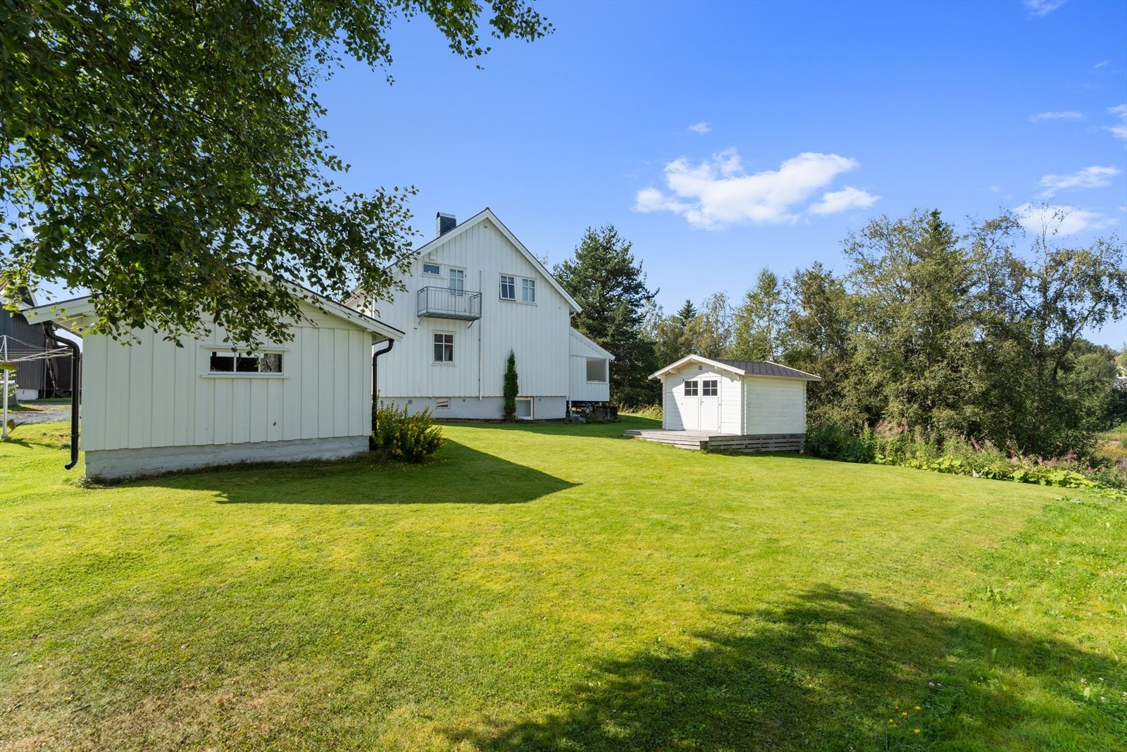 Eiendommen strekker seg over hele 1 722 m², med attraktiv beliggenhet i et barnevennlig og veletablert nabolag på Heimdal. Galleribilde