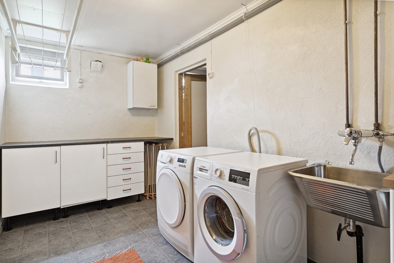 Det praktiske vaskerommet er på hele 8,5 m². De to bodene er på hhv. 7,5 og 9 m². Galleribilde