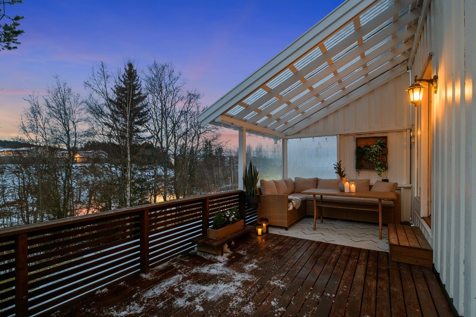 Boligen er omkranset av pent opparbeidede uteområder med gressplen, naturtomt og veranda både mot øst og vest. Den vestvendte verandaen måler 19 m², og er delvis overbygd slik at uteområdet kan nytes uavhengig av vær og vind. Galleribilde