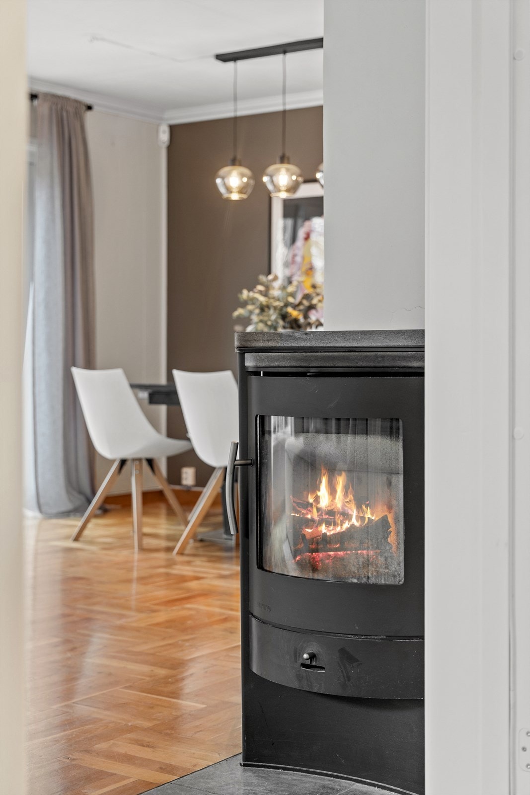På stuen er det etablert ilsted for lun og koselig oppvarming. Galleribilde
