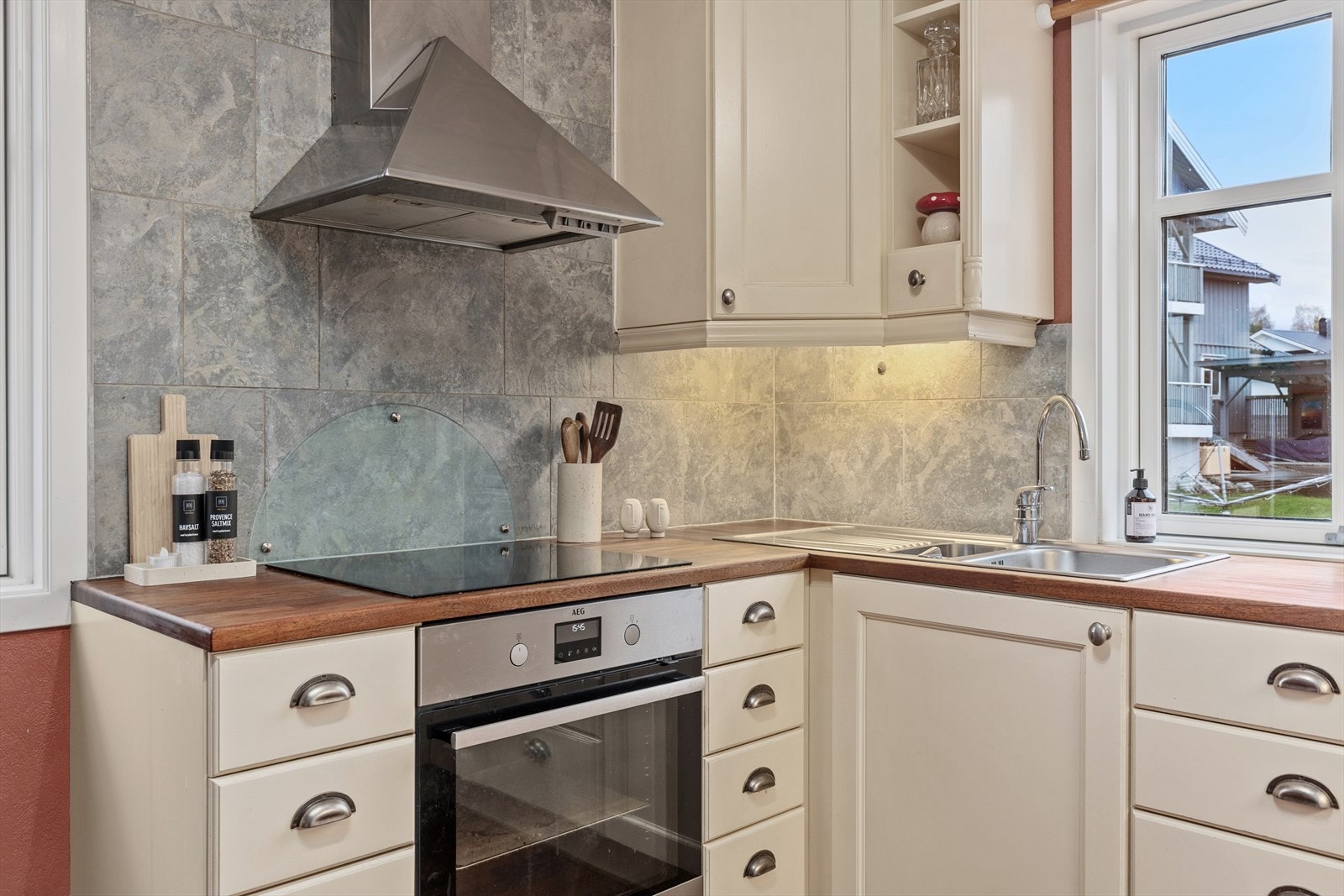 Over koketoppen er det etablert kjøkkenventilator som er vurdert til TG1 av takstmann. Galleribilde