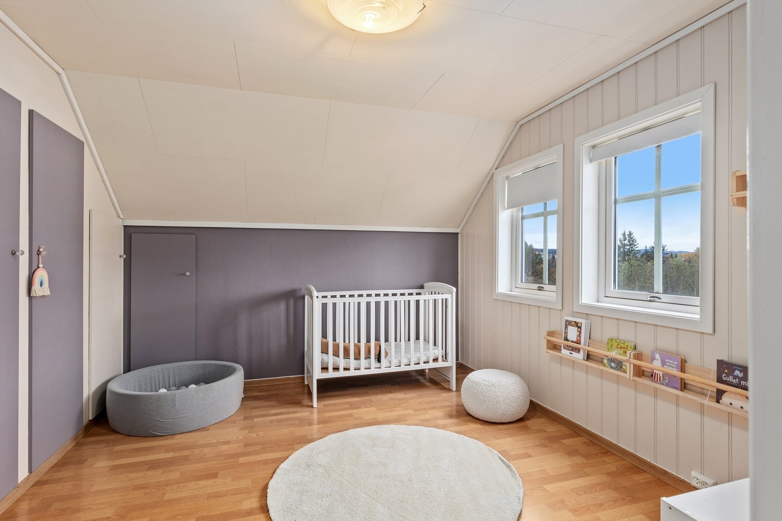 Det første av de tre soverommene har et areal på hele 13 m² med innebygde garderobeskap for praktisk oppbevaring. Galleribilde