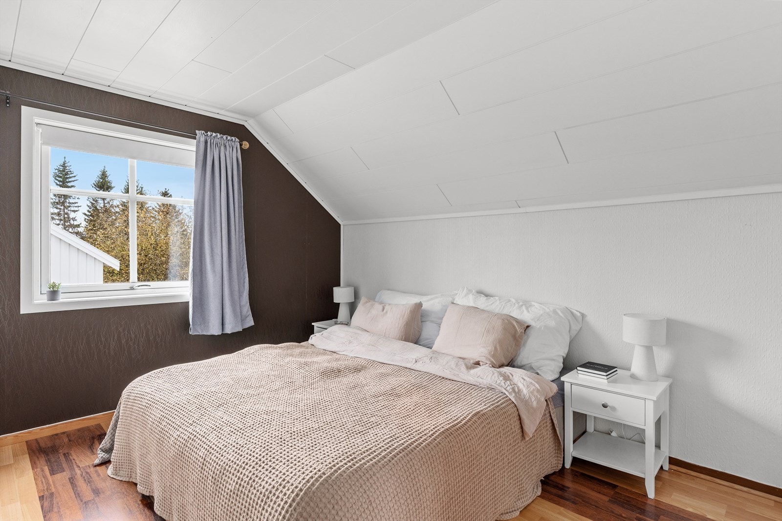 Soverom nummer to måler 12,5 m², også her med god plass til dobbeltseng og stor garderobeløsning. Galleribilde