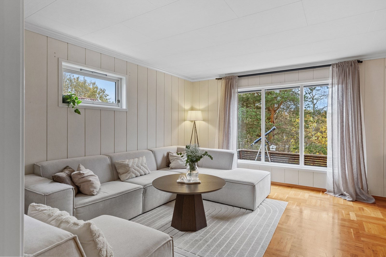 På gulvet er det lagt parkett, og på veggene er det malt panel. Galleribilde