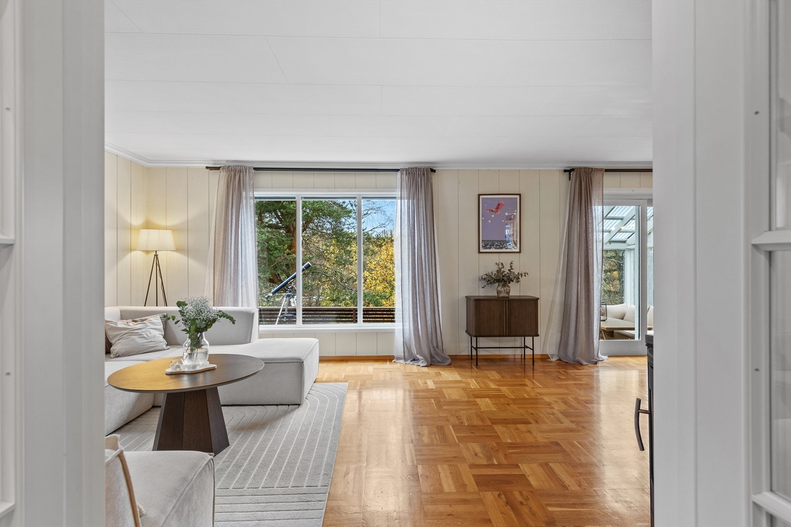 Gjennom store vestvendte vindusflater får du rikelig med naturlig lys. Galleribilde