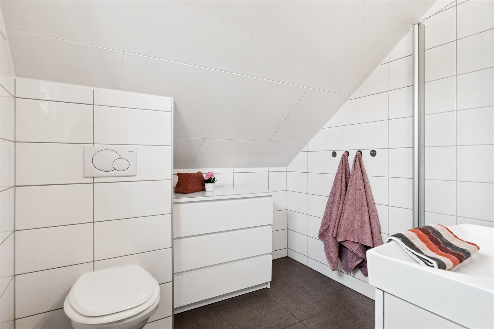 Badet ventileres ved mekanisk avtrekk og tilluft ved dørterskel, en løsning som takstmann har vurdert til TG1. Galleribilde