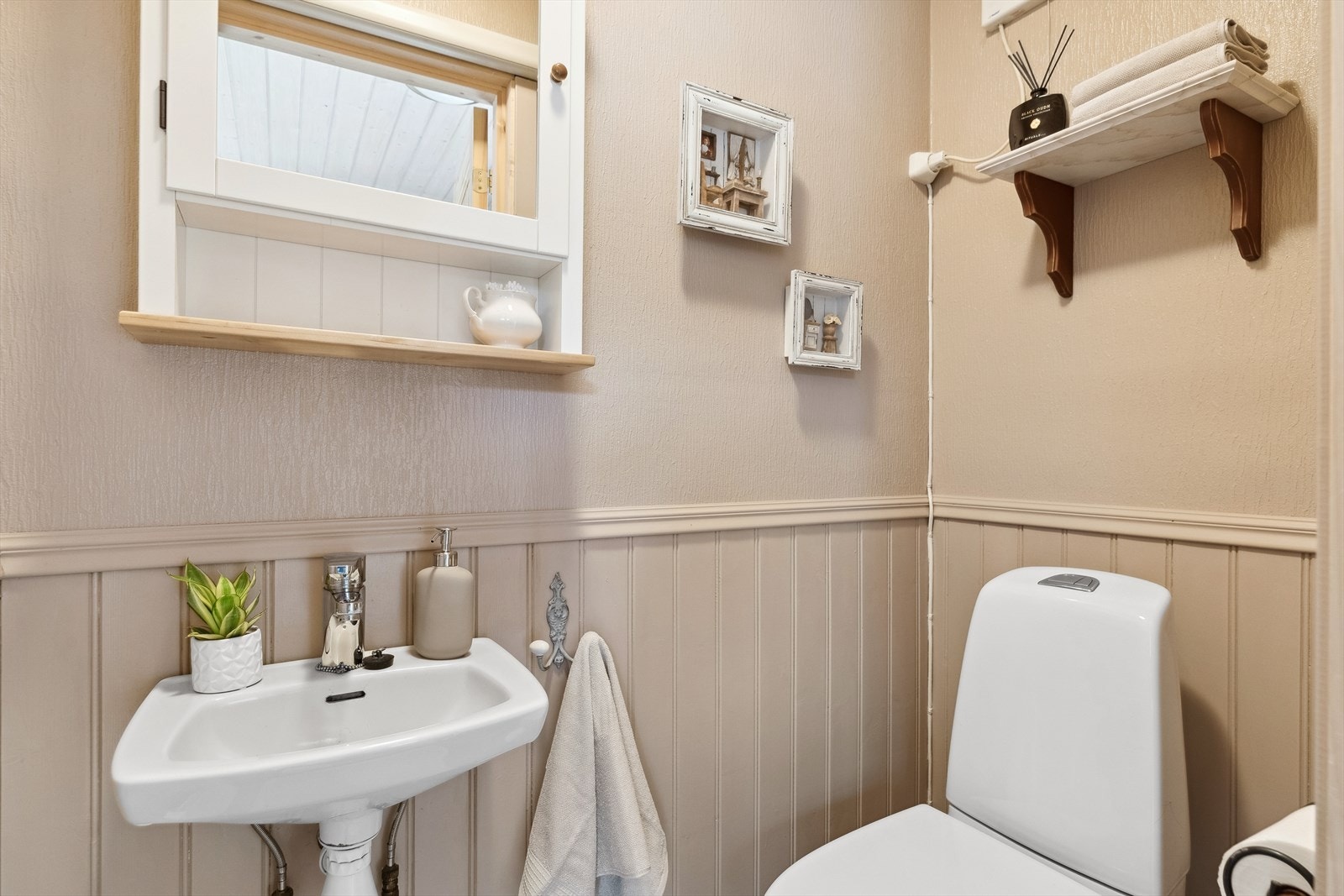 I gangen er det også praktisk separat wc-rom. Galleribilde