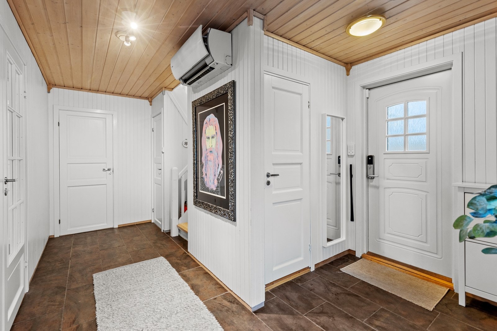 Inngangspartiet, med et areal på 14 m², byr på god plass til oppbevaring av sko og yttertøy. Galleribilde