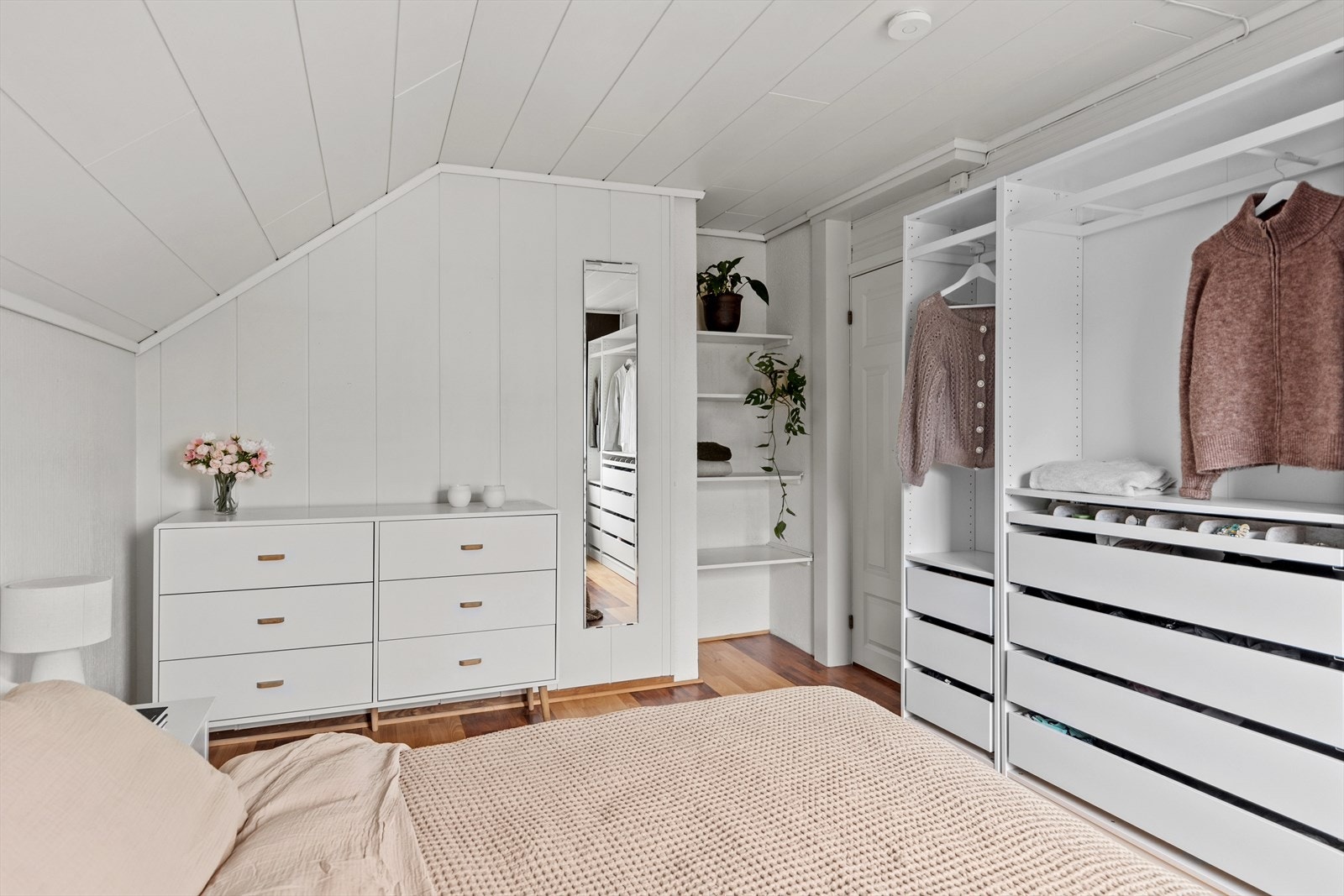 De praktiske garderobeskapene medfølger boligen. Galleribilde