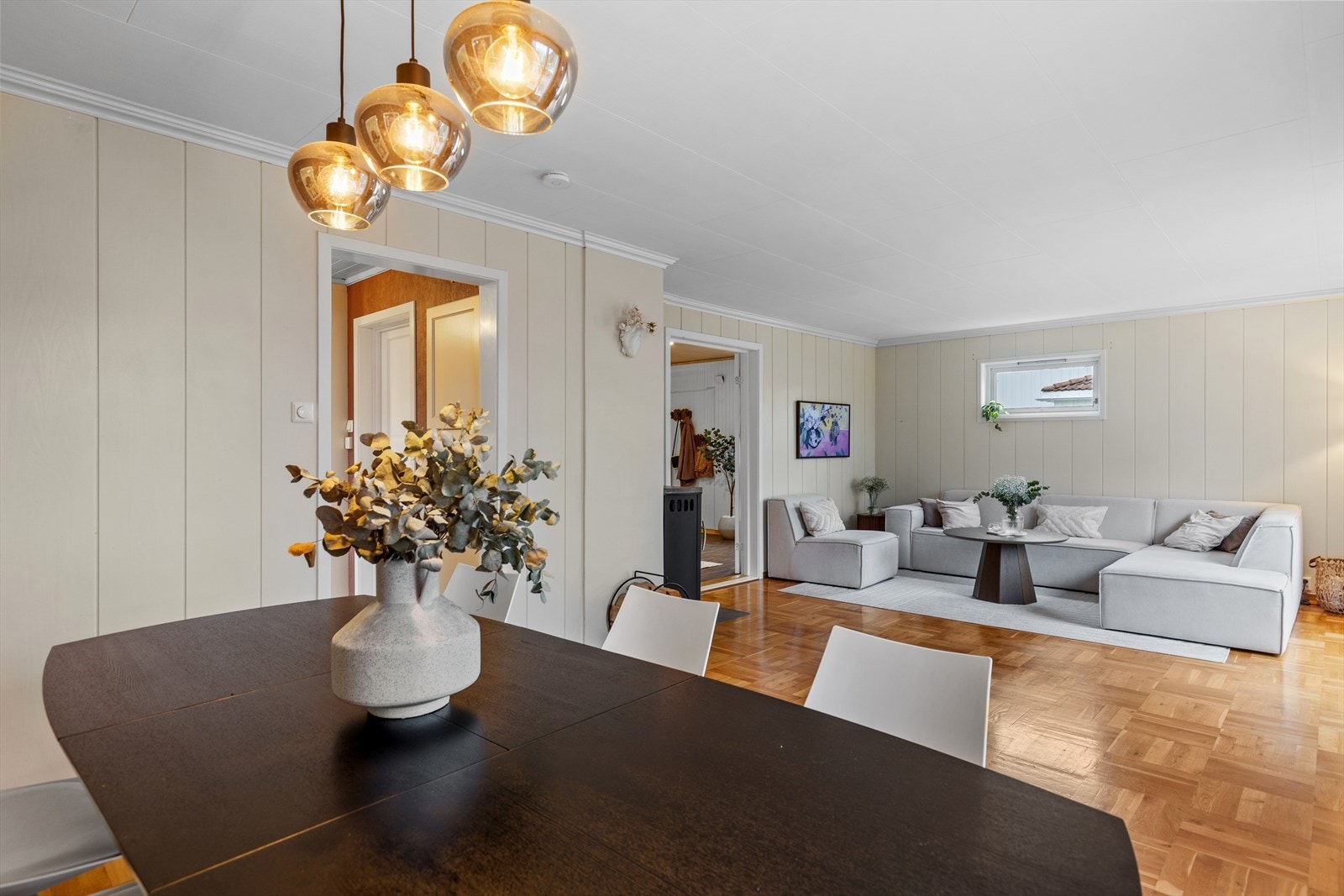 Huset har et totalt areal på 168 m² BRA-i, fordelt over tre etasjer. Galleribilde