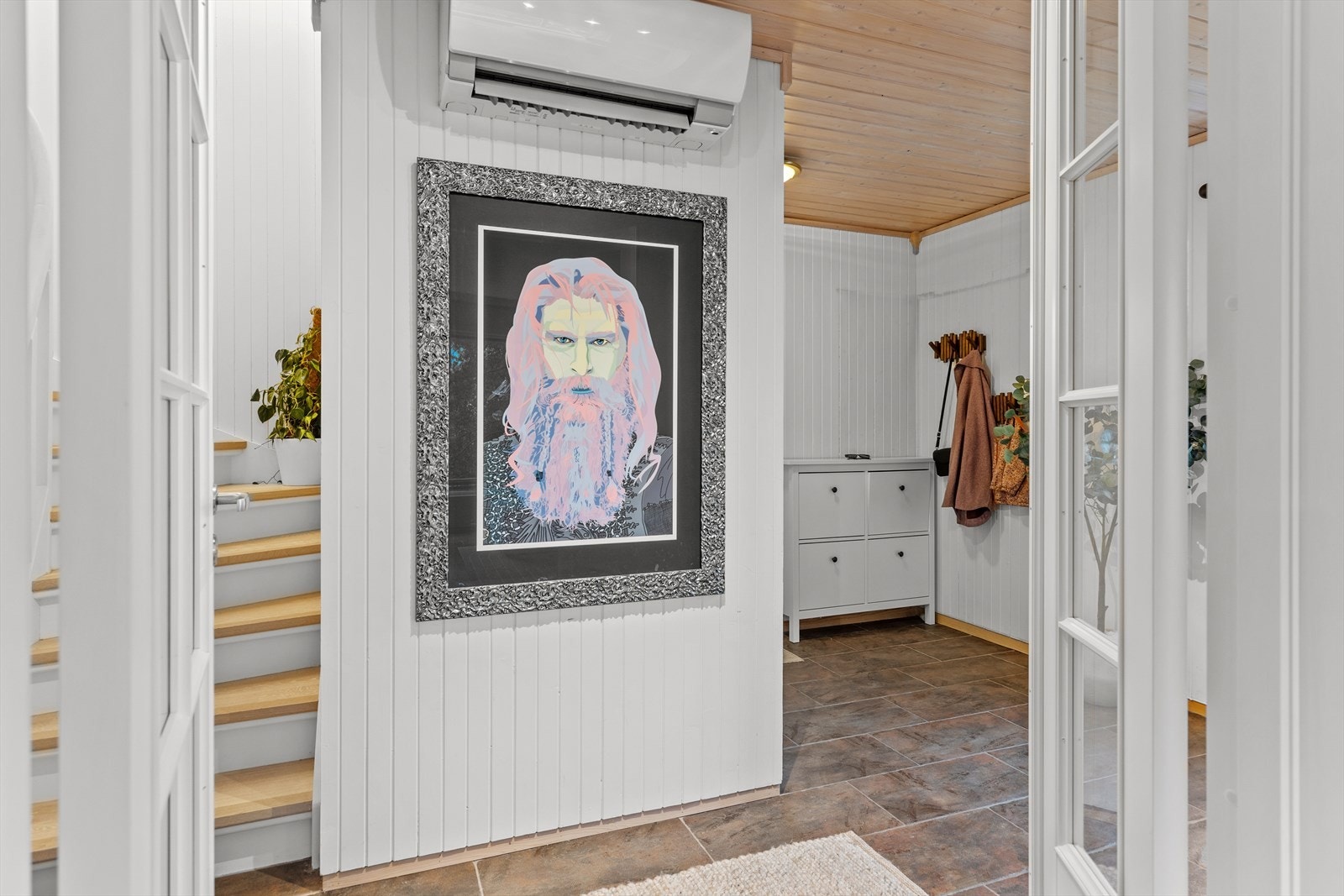 I boligens 2. etasje er det 3 store soverom, bad og utgang til balkong. Galleribilde