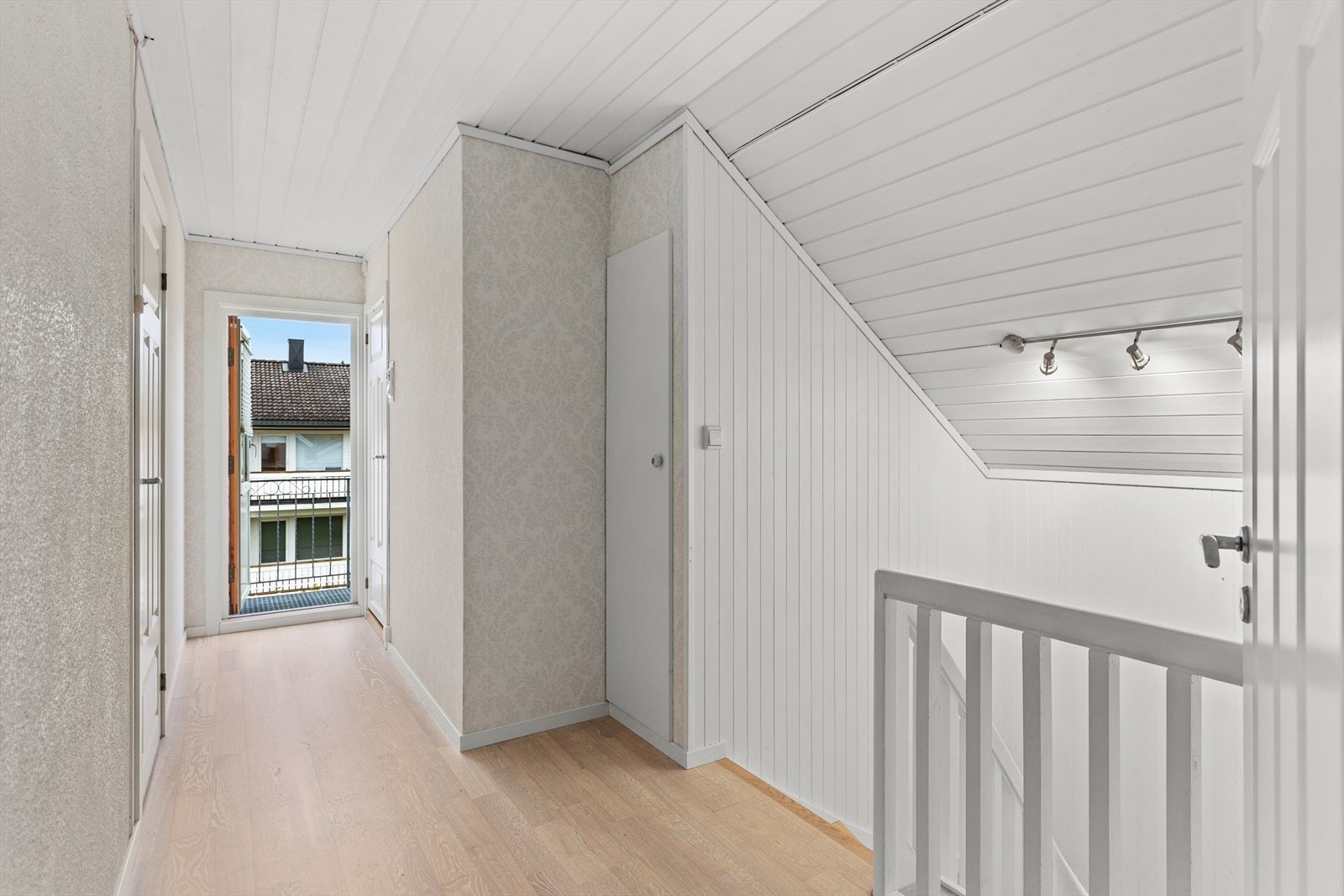 I boligens underetasje er det etablert et fjerde soverom, eget vaskerom og rikelig med lagring i to store boder. Her finnes det mange muligheter. Galleribilde