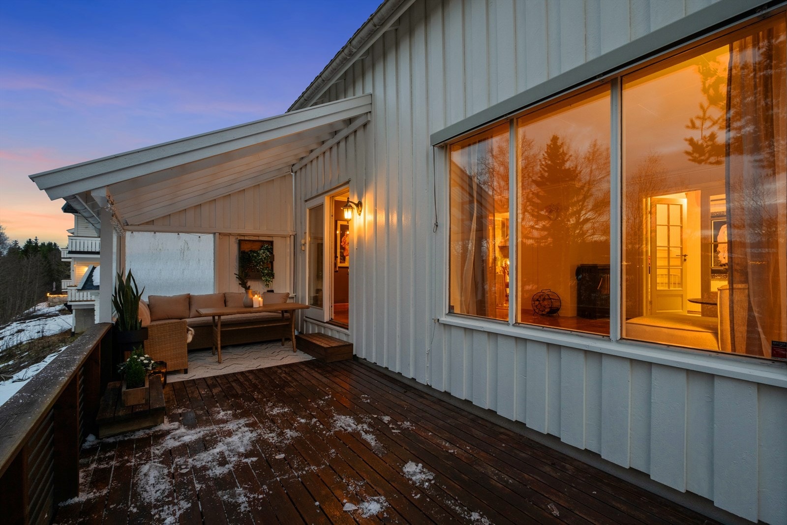 Taktekkingen er byttet i 2011 og består av profilerte metallplater. Galleribilde