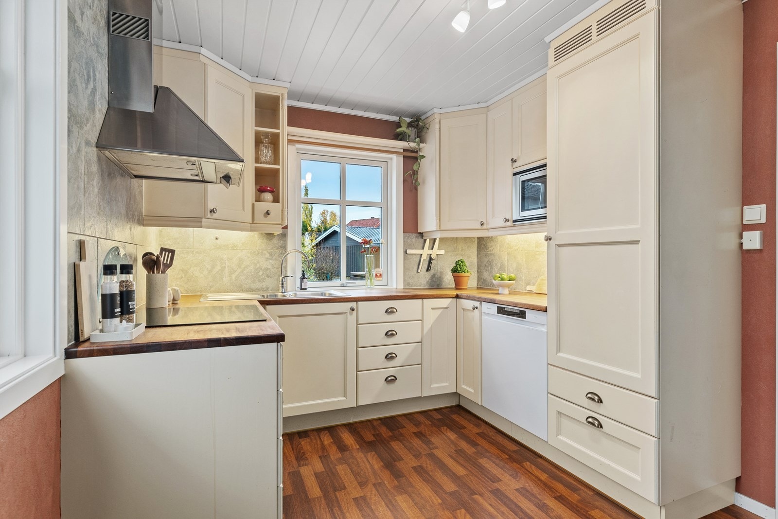 Av hvitevarer er det integrert koketopp, stekeovn, microbølgovn, oppvaskmaskin og kjøleskap. Galleribilde