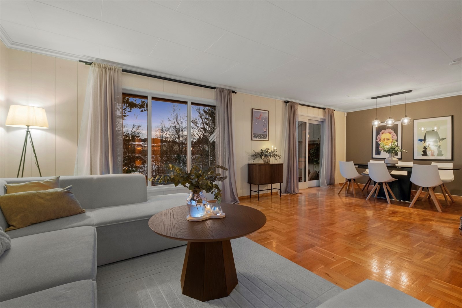 Deler av boligens vinduer er byttet i tidsrommet 2006 til 2024 og vurdert til TG1 av takstmann. Galleribilde