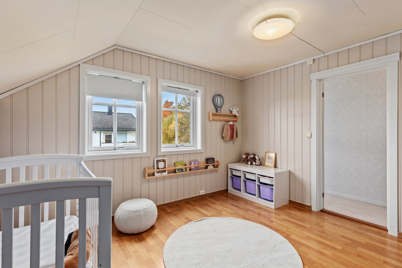 Rommet er i dag brukt som barnerom, men byr på god plass til dobbeltseng og/eller annen ønsket møblering. Galleribilde