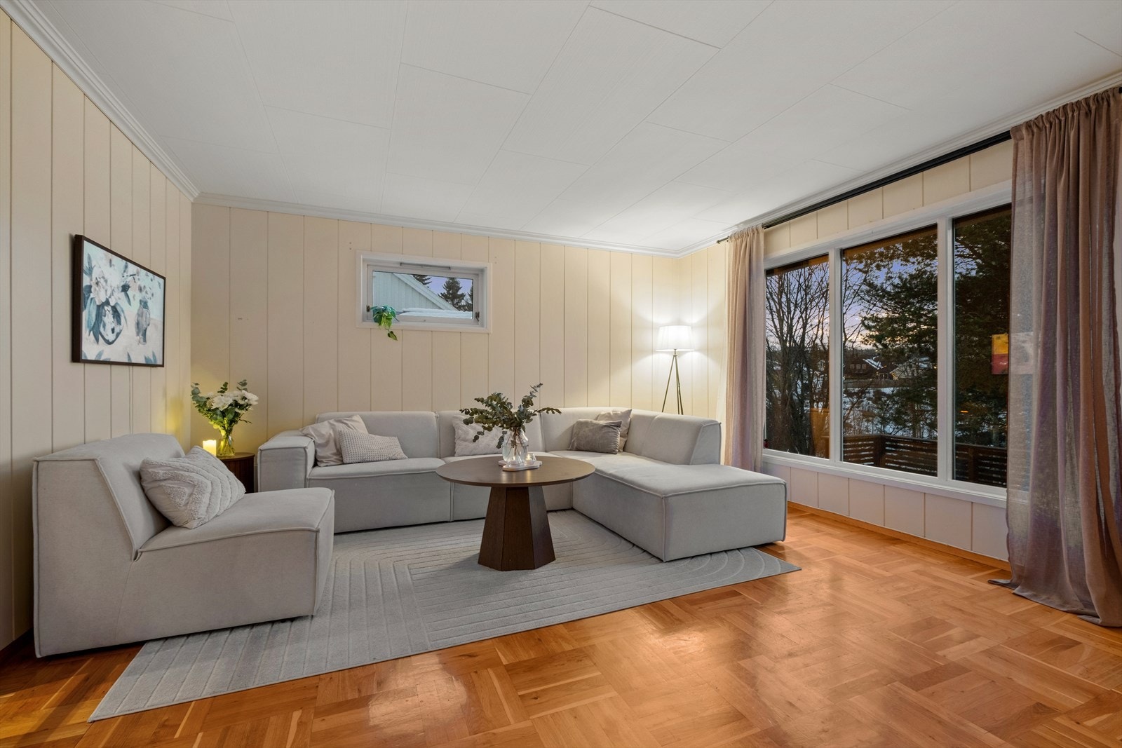 I boligens første etasje finner vi en stor stue på 31,5 m², som byr på en rekke møbleringsmuligheter. Galleribilde