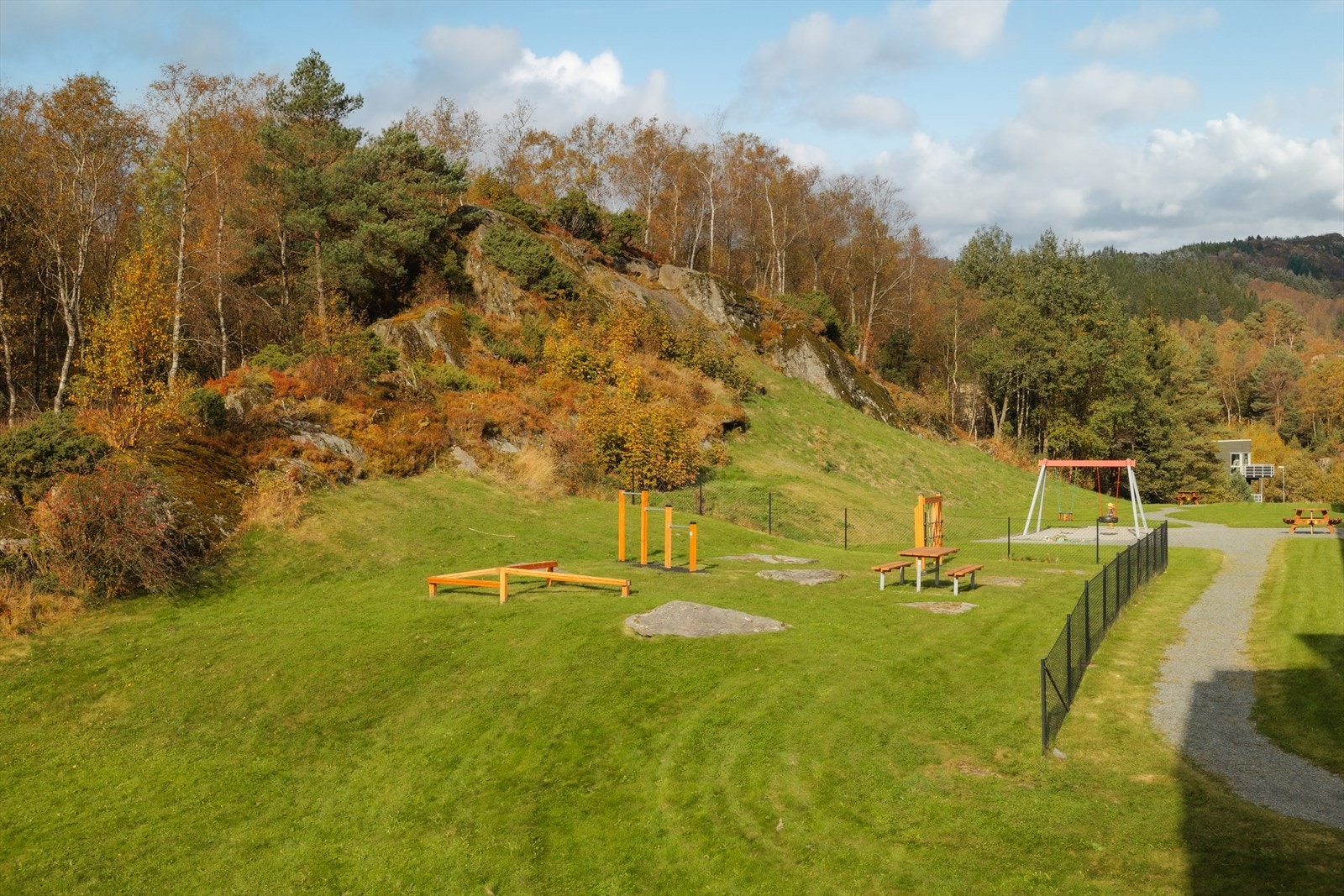 Barnevennlig område med lekeplass og flott natur, nærhet til fine turstier Galleribilde