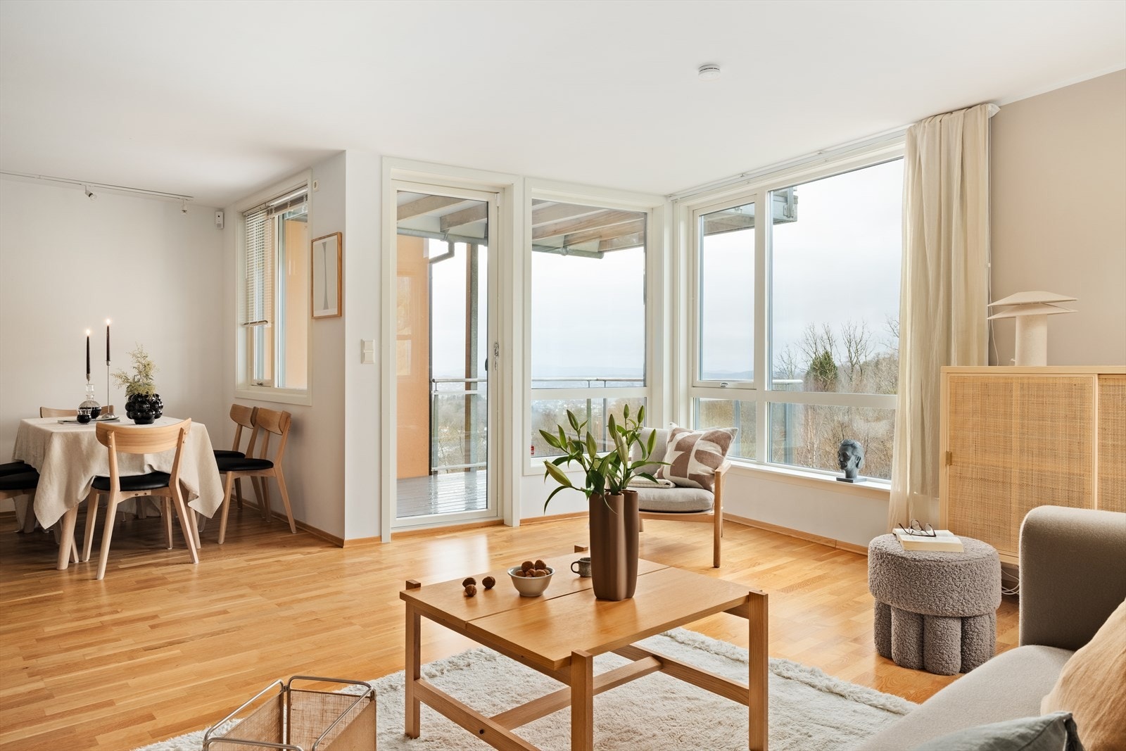 Stuen har god plass til både sitte- og spisegruppe, og herfra er det utgang til en av leilighetens to balkonger Galleribilde