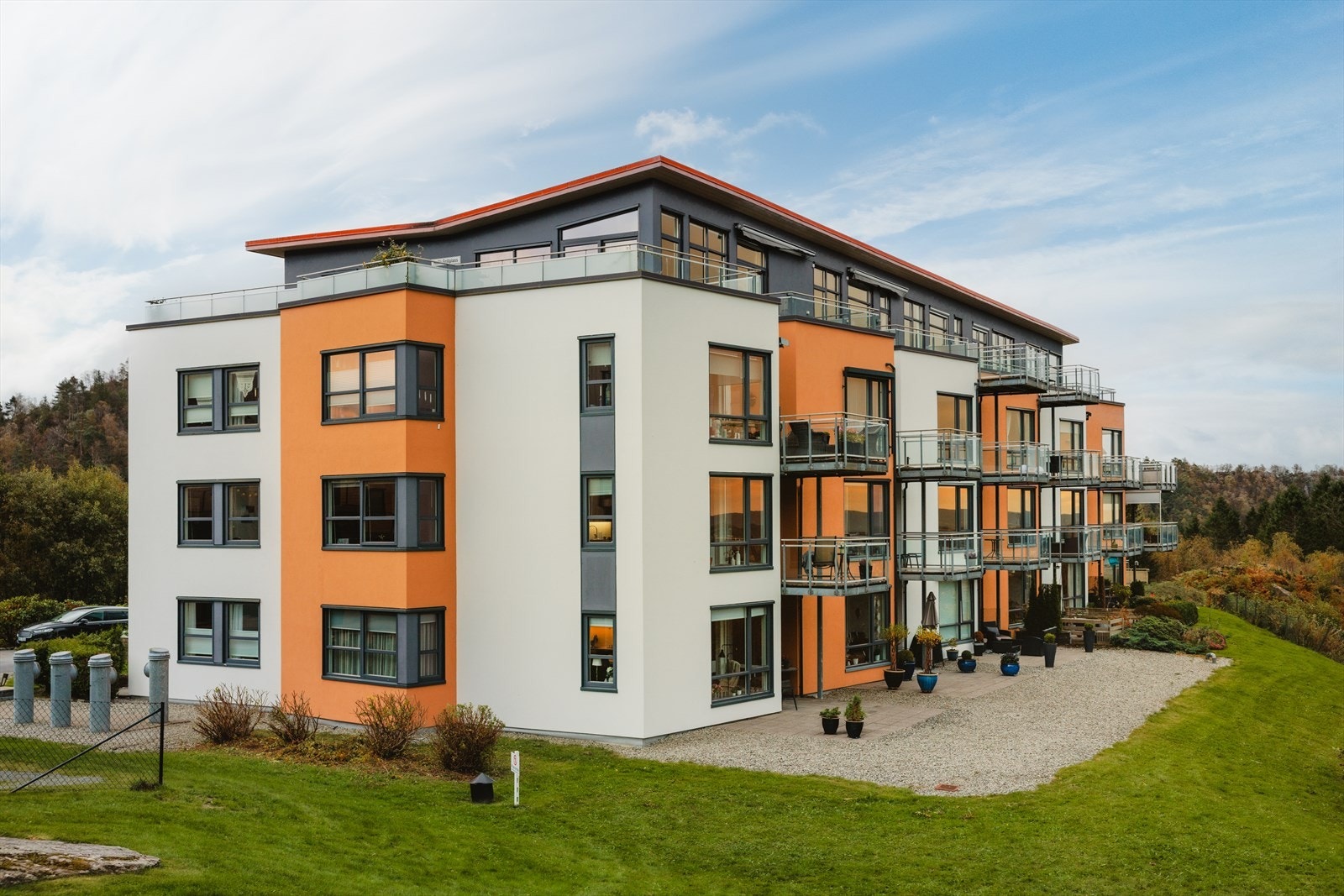 Leiligheten ligger i byggets 2. etasje og inneholder entré/gang, tre soverom, stue/kjøkken, vaskerom/toalett, bad og bod. I tillegg er det to balkonger på henholdsvis 3 m² og 10 m². Galleribilde