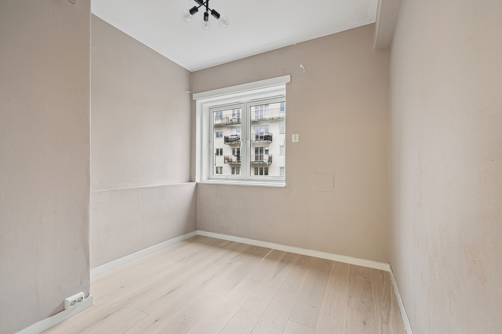 Soverom med plass til stor seng. Galleribilde