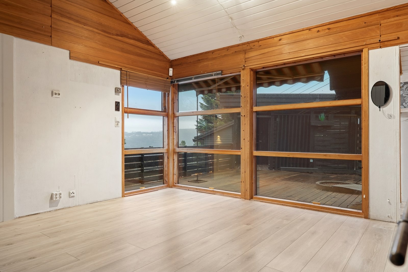 Gode vindusflater sørger for at rommet får godt med naturlig lys. Galleribilde