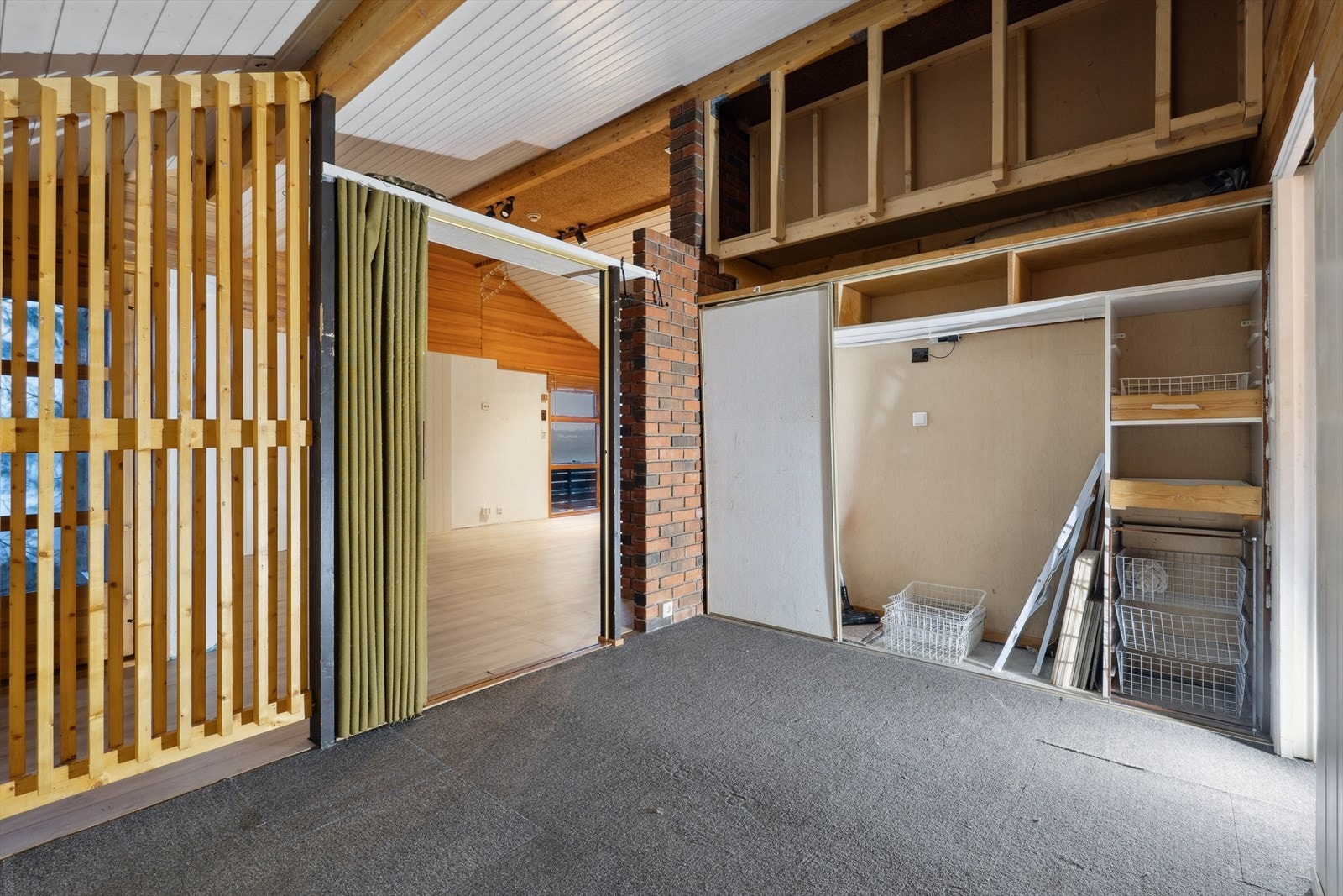 Soverommet er romslig og byr på god plass for dobbeltseng, nattbord og gode garderobeløsninger. Galleribilde