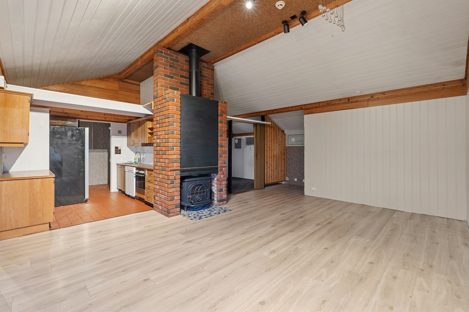 Stuen byr på god plass for en trivelig sofakrok, tv og øvrig møblement. Galleribilde