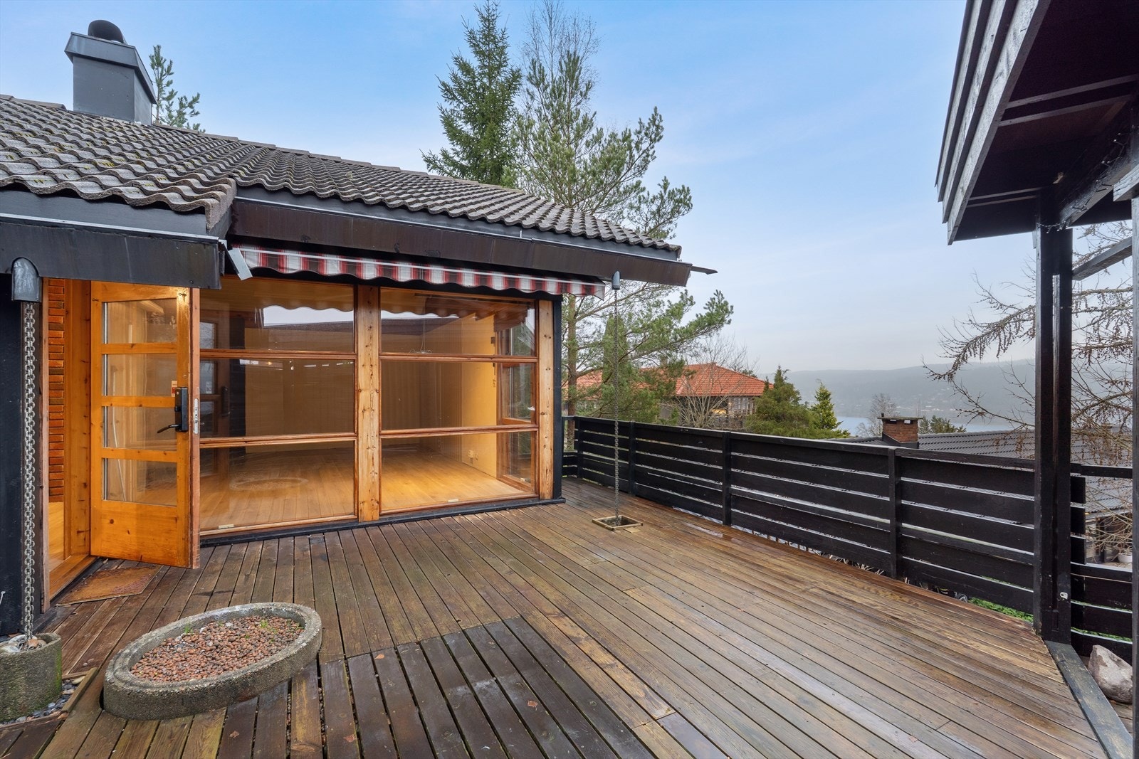 Her er det rikelig med plass for utemøblement, grill og annet en måtte ønske. Galleribilde