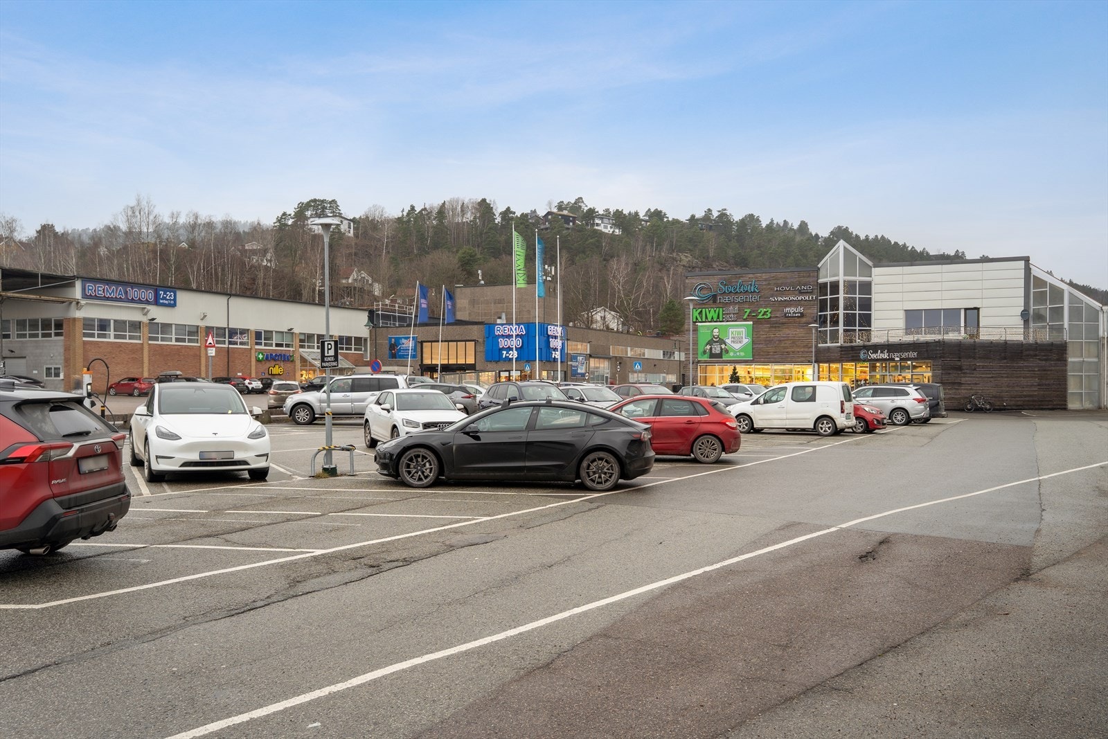 Kort kjørevei til dagligvarebutikker og Svelvik nærsenter. Galleribilde