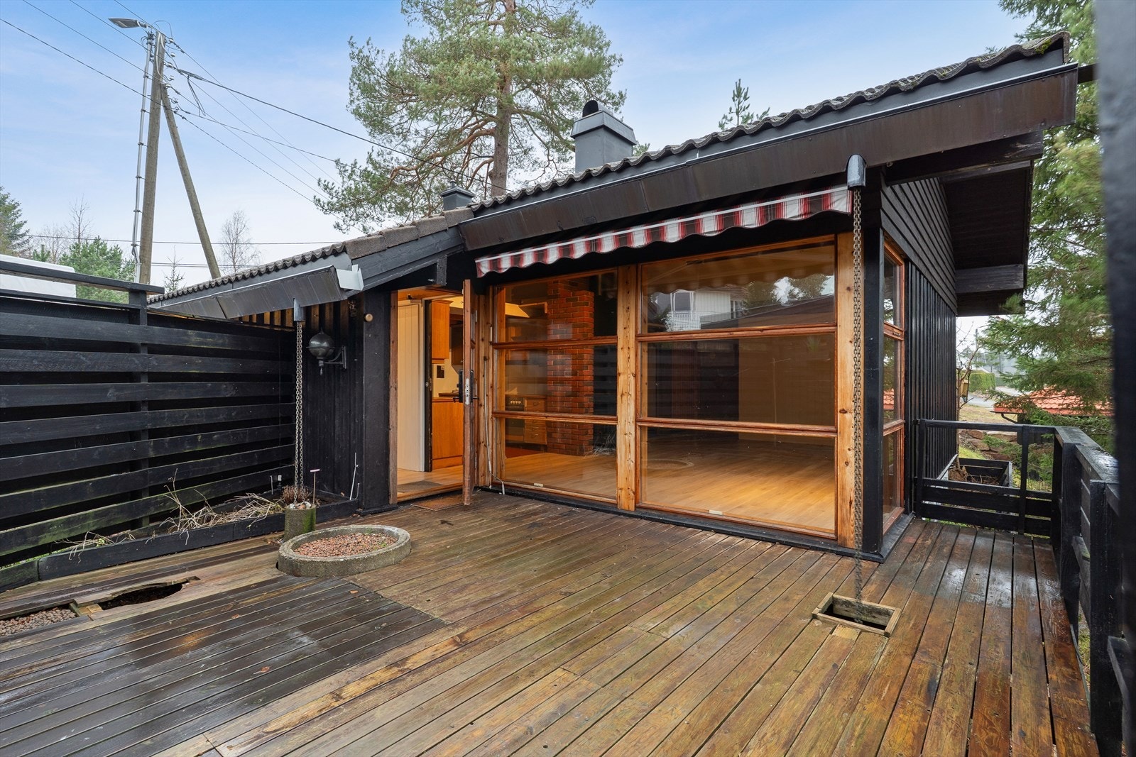 Flott usjenert terrasse i front. Galleribilde