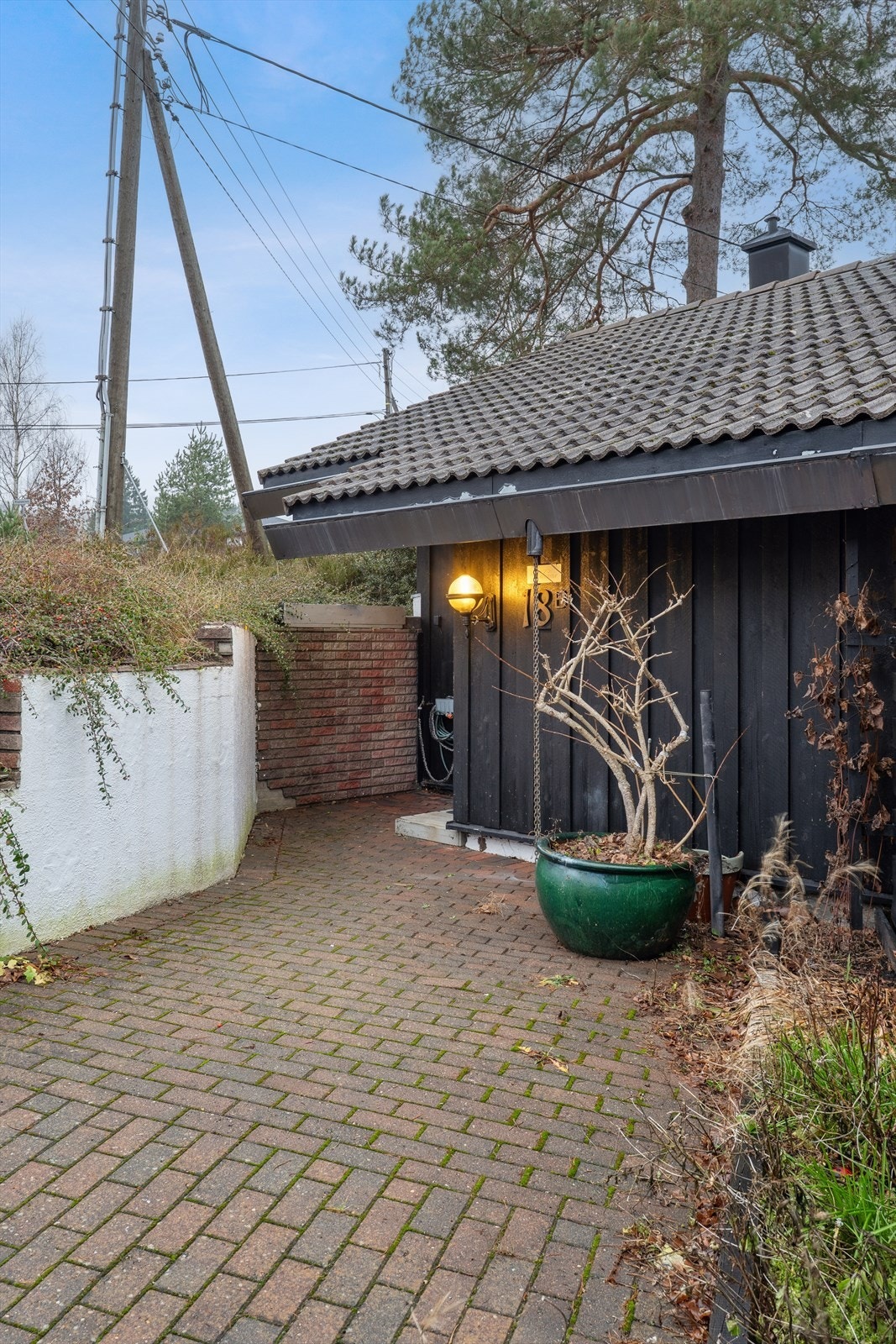 Et hyggelig brosteinsbelagt inngangsparti ønsker deg hjertelig velkommen hjem. Galleribilde